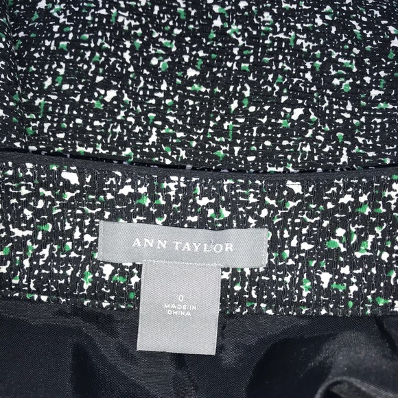 Ann Taylor skirt green, black, white print size 0 - Picture 3 of 4